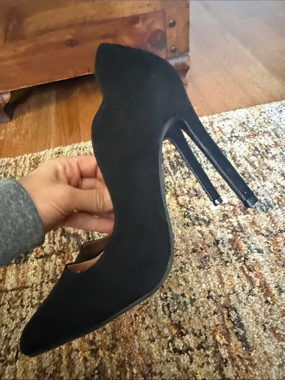 New Lulus black suede scalloped pumps